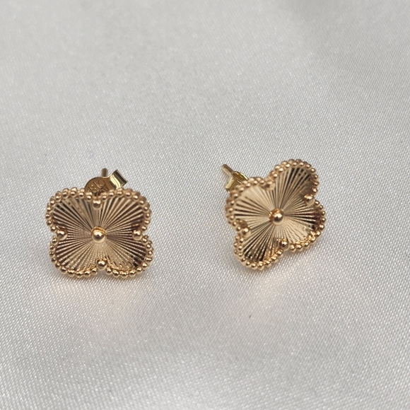 18K Yellow Gold Stud Earrings Clover Flower 12mm Real Au750 NEW Cute Au7… - Picture 12 of 12